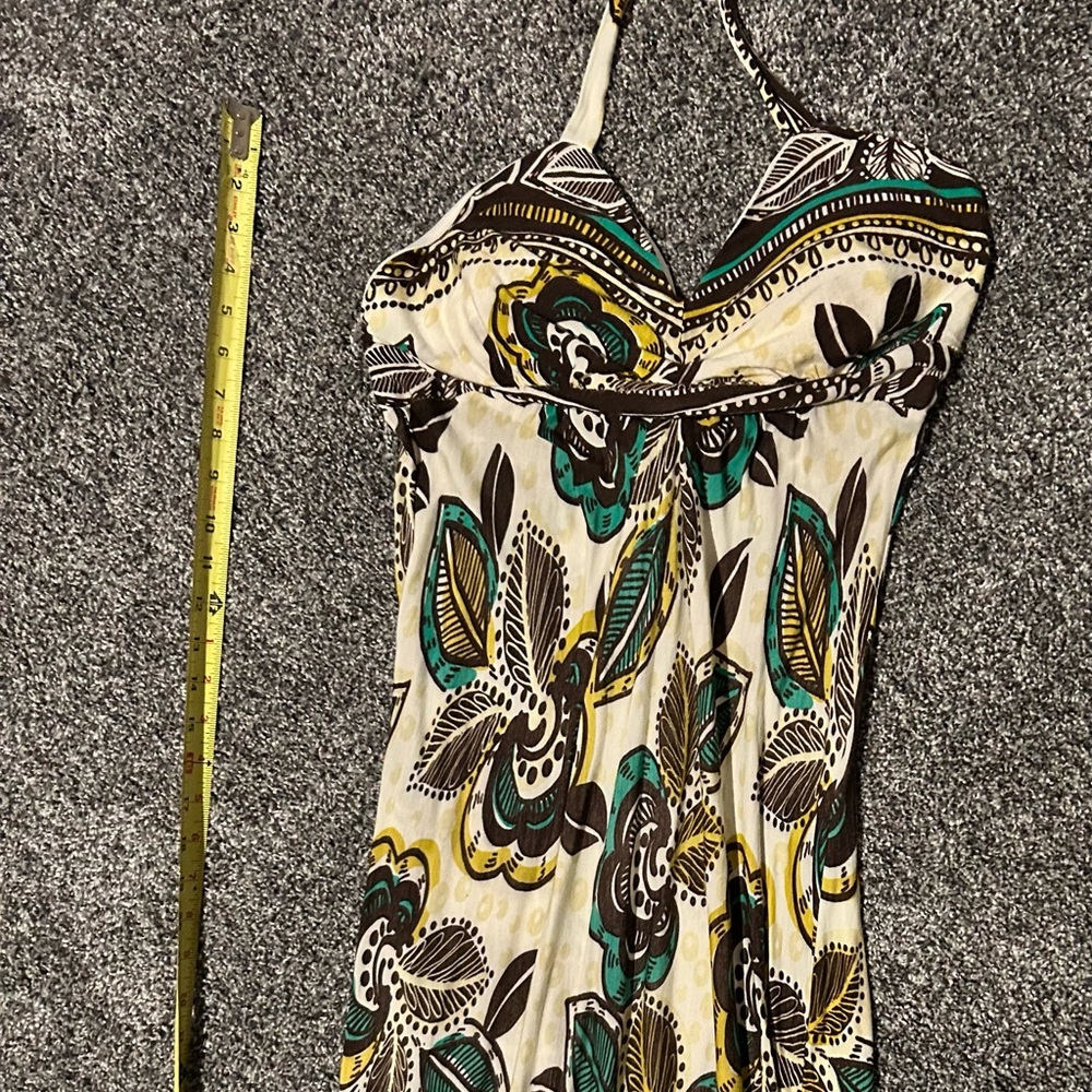 Alyn Paige Strapless‎ Dress with Floral Patterns in Cream and Green